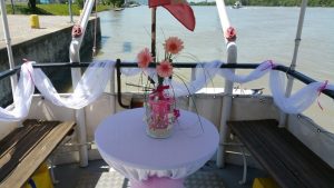 ein festlich dekoriertes Schiffsdeck für eine Hochzeit