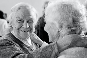 2 Seniorinnen in schwarz weiß eine lächelnd