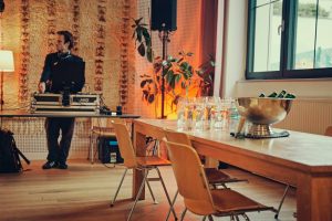 DJ steht hinter einem Pult - im Markhof Wien